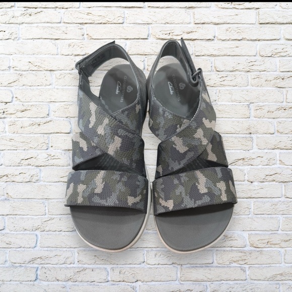 Clarks Cloudsteppers Mira Lily Adjustable Gray Camo Sandals Size 8 - Picture 1 of 5